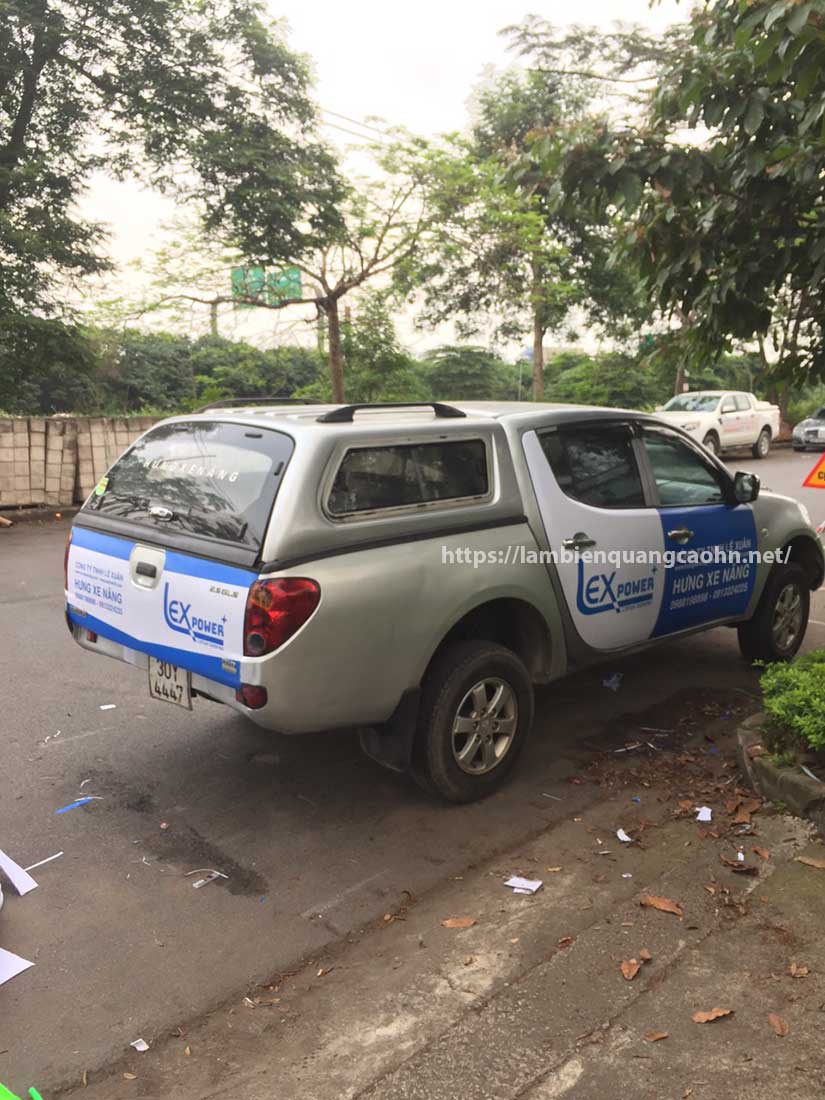 Dán decal quảng cáo lên xe ô tô 