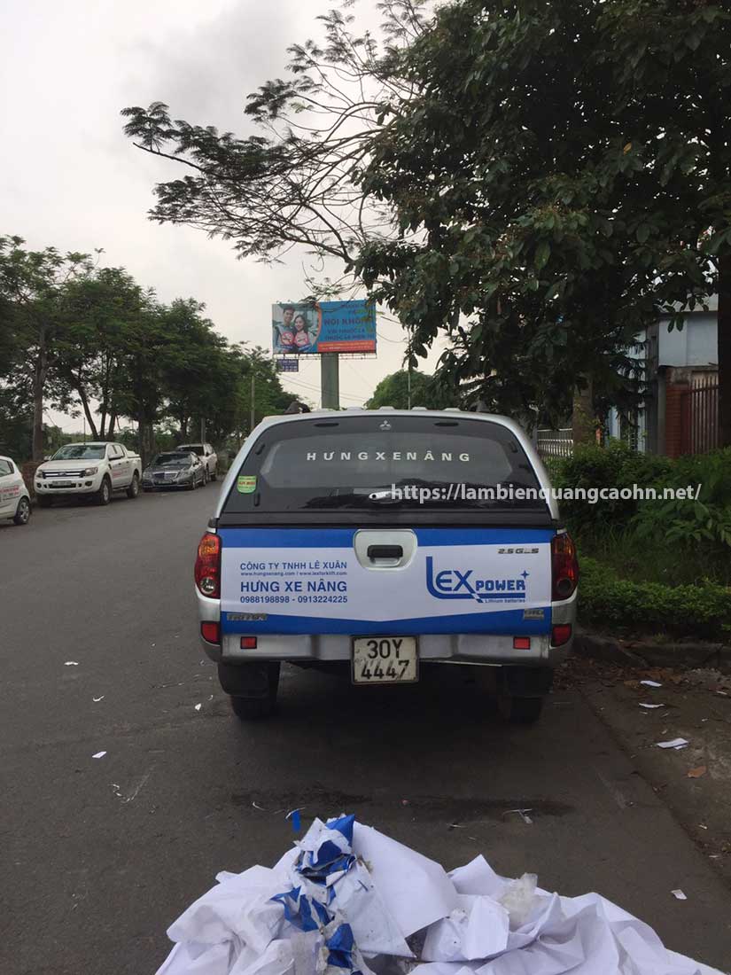 Dán decal quảng cáo lên xe ô tô 