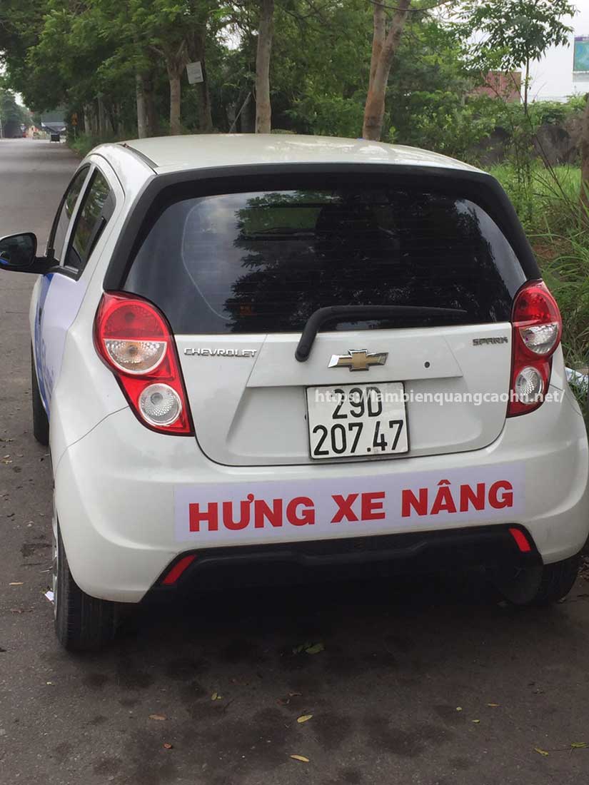 Dán decal quảng cáo lên xe ô tô 