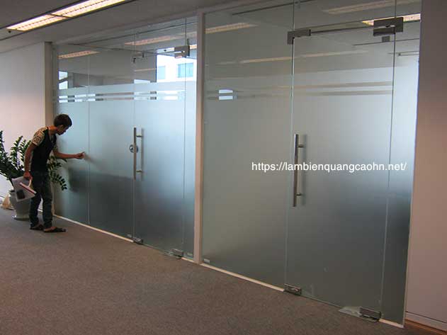 Decal dán kính, dán cửa kính, dán decal, dán decal kính văn phòng, in decal dán kính