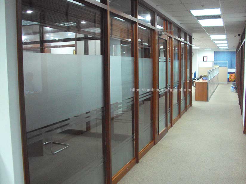 Dán decal kính mờ, decal dán kính, đề can dán kính, giấy dán kính mờ, dán decal kính văn phòng, in decal dán kính, decal mờ, dán cửa kính