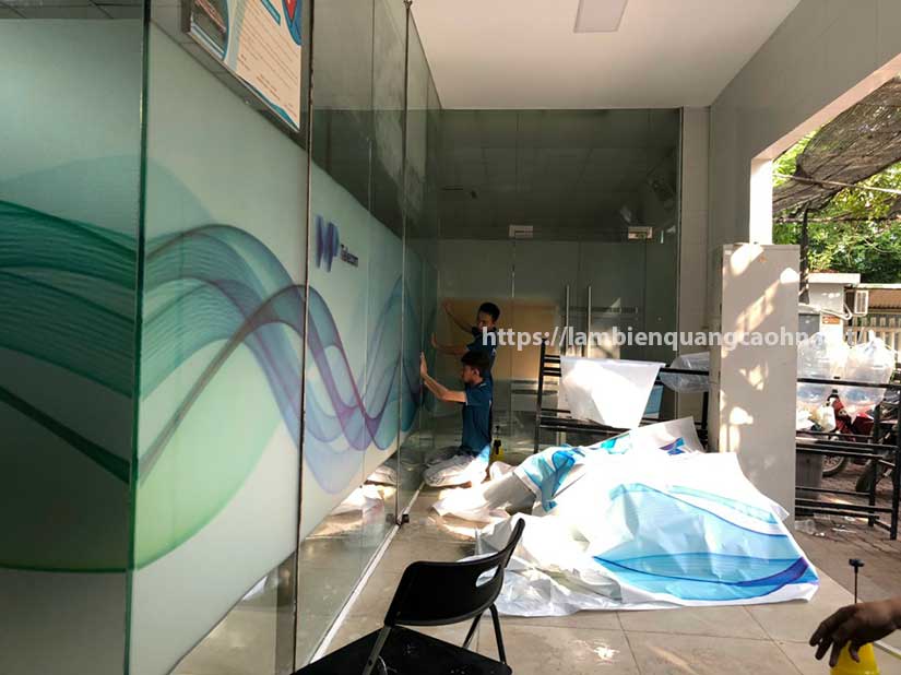 decal mờ dán kính văn phòng