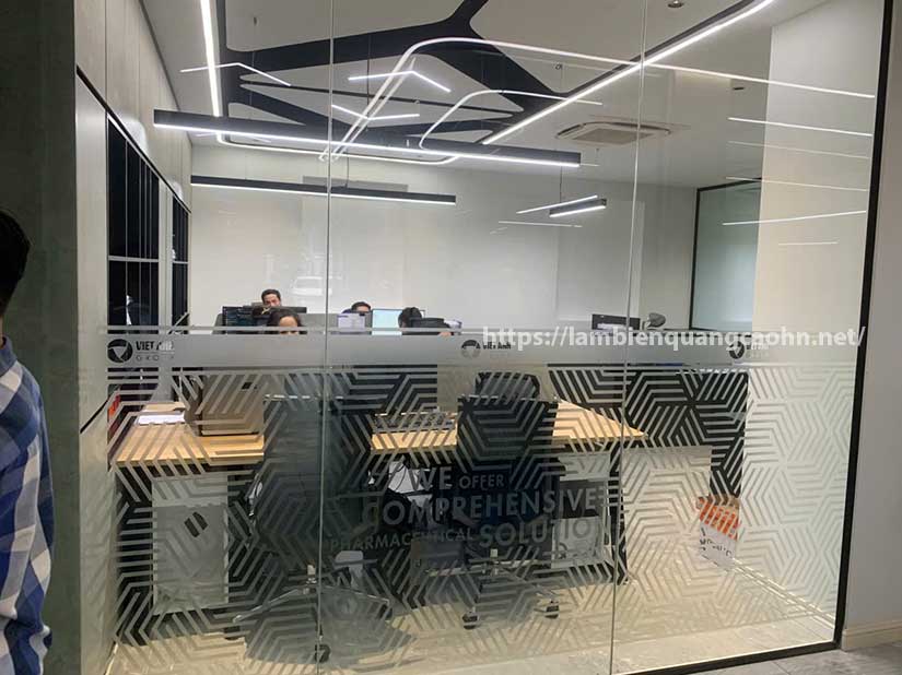 decal mờ dán kính văn phòng