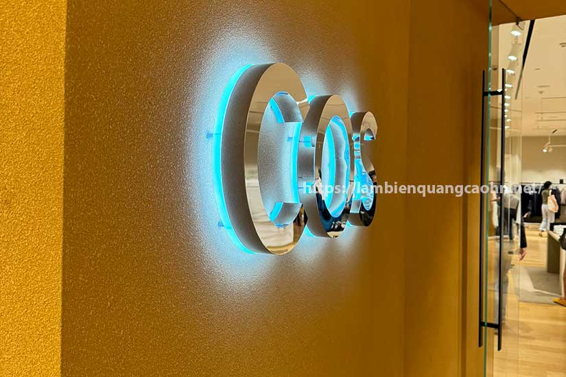 giá biển chữ nổi inox sáng chân