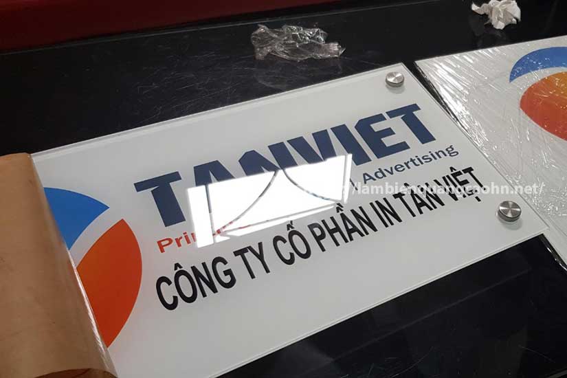 Giá biển mica treo tường