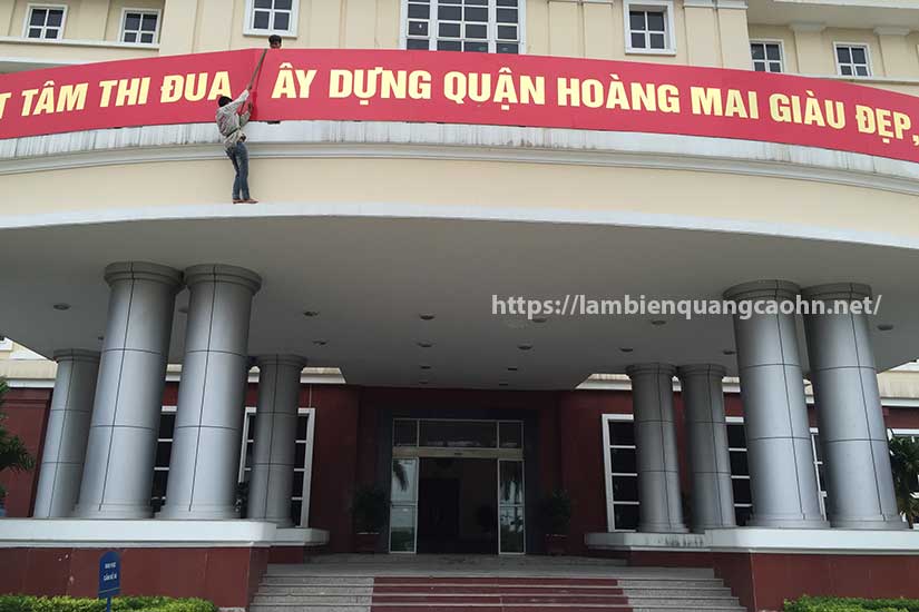 giá khẩu hiệu trang trí hội trường