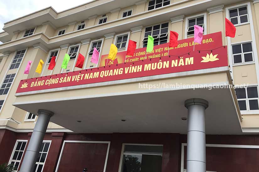 giá khẩu hiệu trang trí hội trường