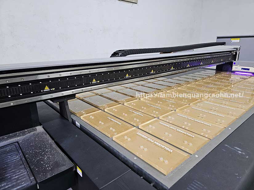 hộp mica đế gỗ