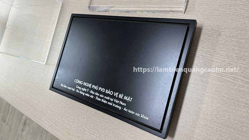 hộp mica đế gỗ