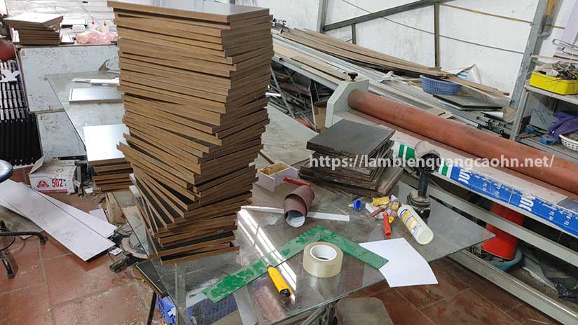 hộp mica đế gỗ