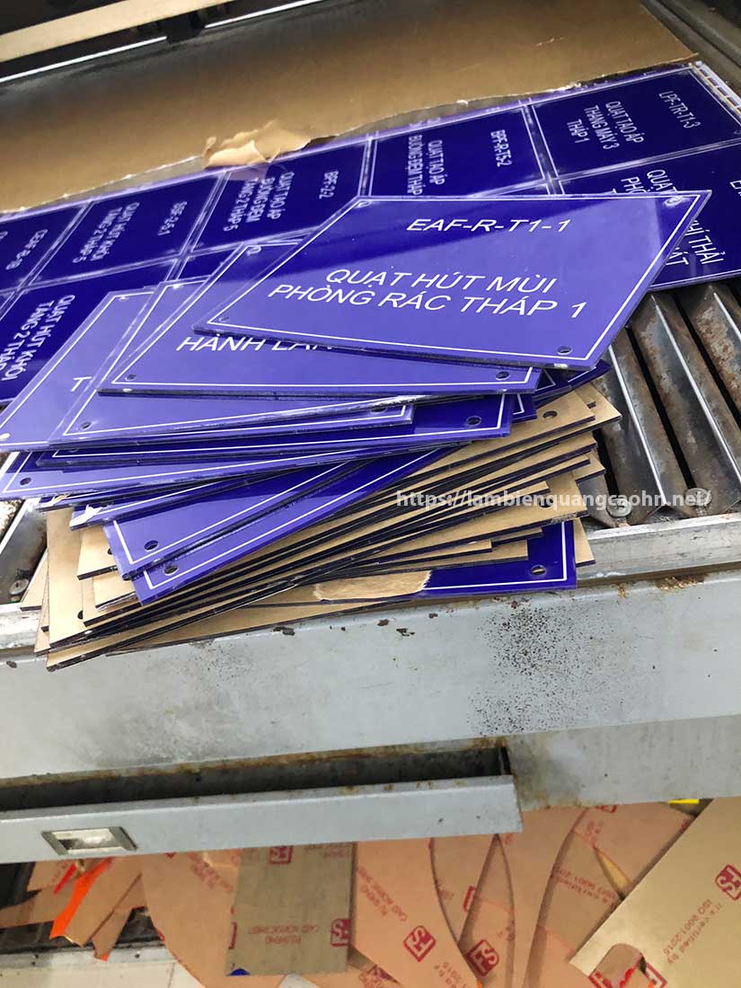 giá biển tên phòng mica