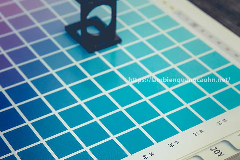 In biển quảng cáo màu RGB và CMYK