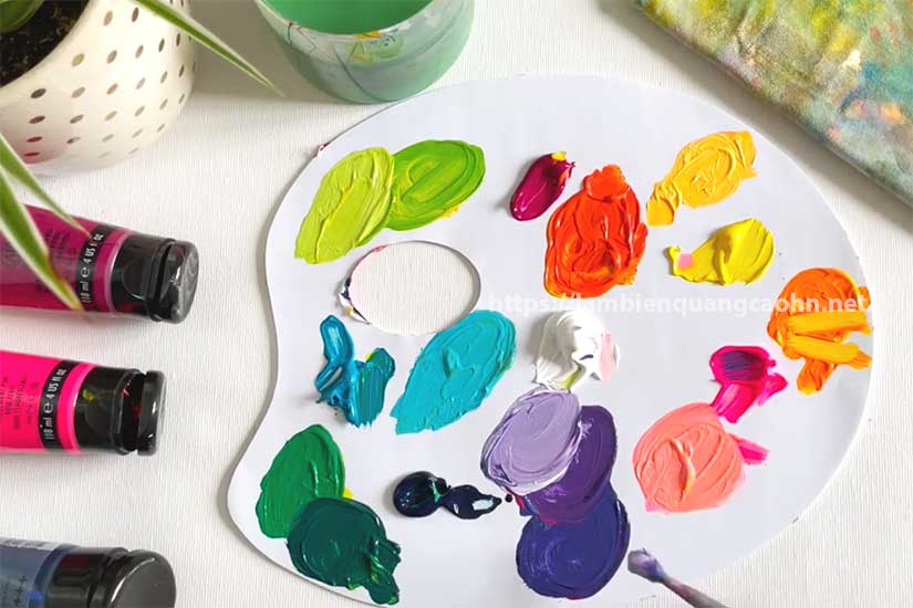 In biển quảng cáo màu RGB và CMYK