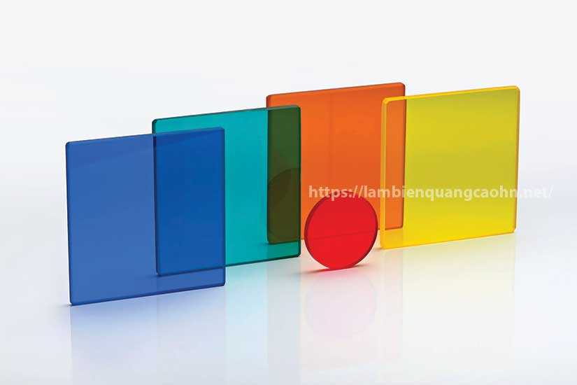 In biển quảng cáo màu RGB và CMYK