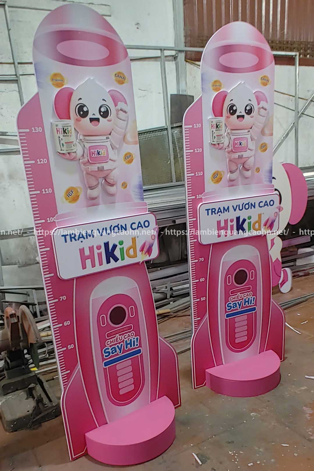in standee mô hình