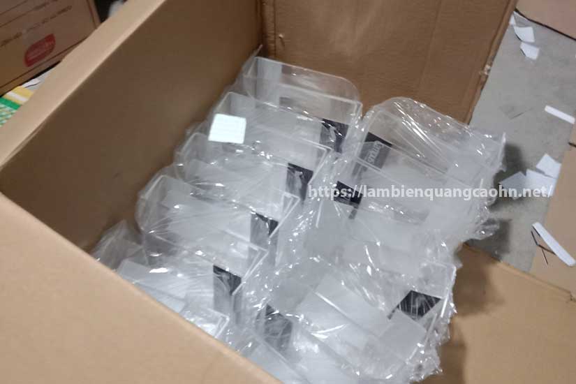 kệ mica để bàn