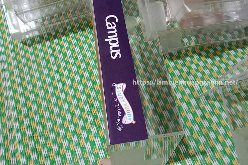 kệ mica để bàn