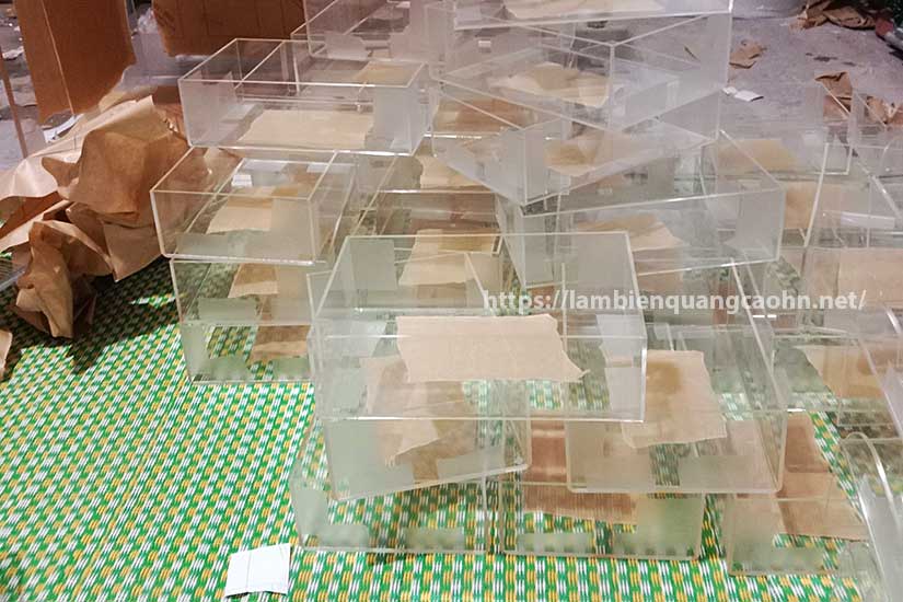 kệ mica để bàn