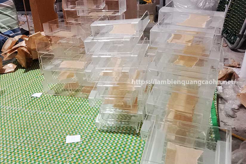 kệ mica để bàn