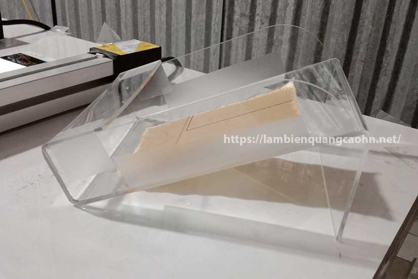 kệ mica để bàn