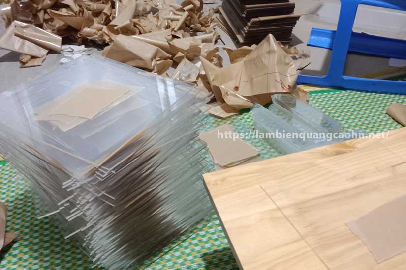 kệ mica để bàn