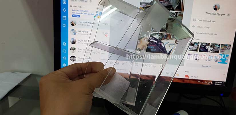kệ mica để bàn