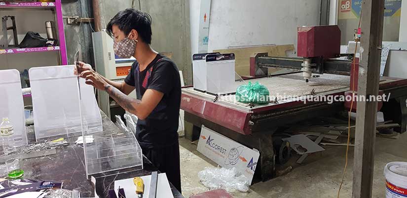 kệ mica để bàn