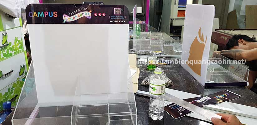 kệ mica để bàn