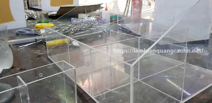 kệ mica để bàn