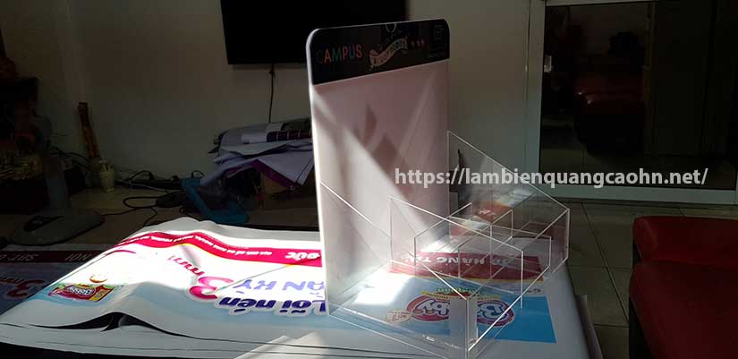 kệ mica để bàn