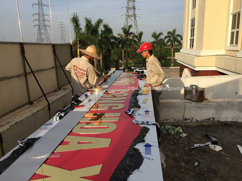 Khẩu hiệu trong hội trường, sân khấu hội trường