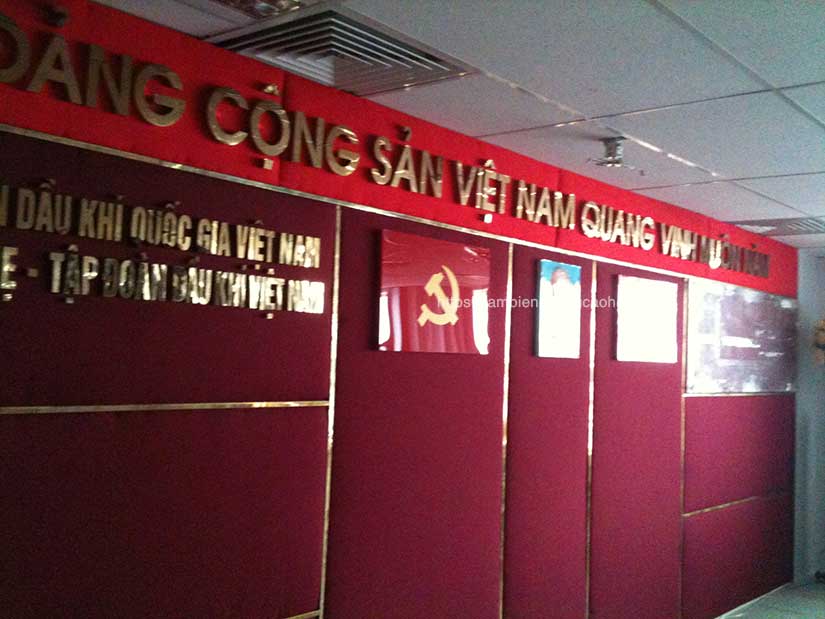 Khẩu hiệu trong hội trường, sân khấu hội trường