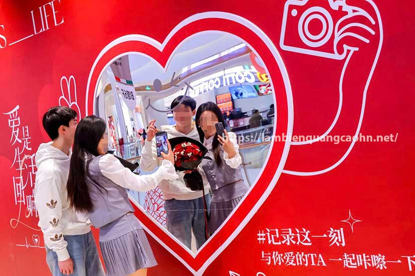 thiết kế khung chụp hình check in