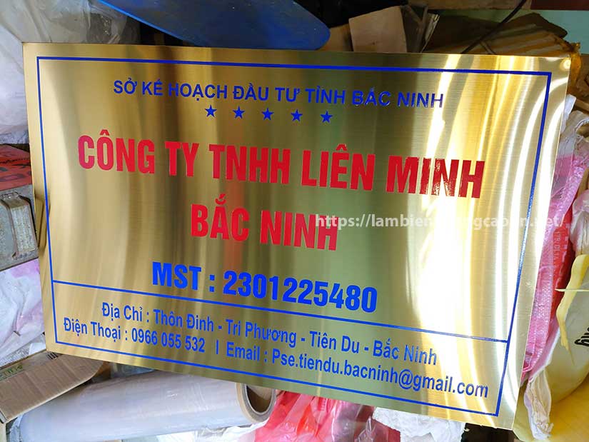 làm bảng tên công ty