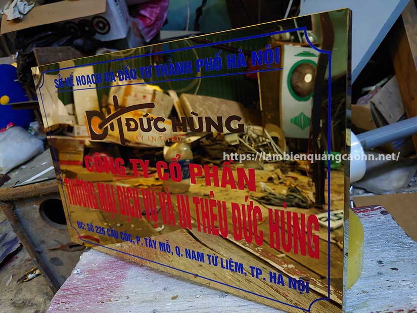 làm bảng tên công ty