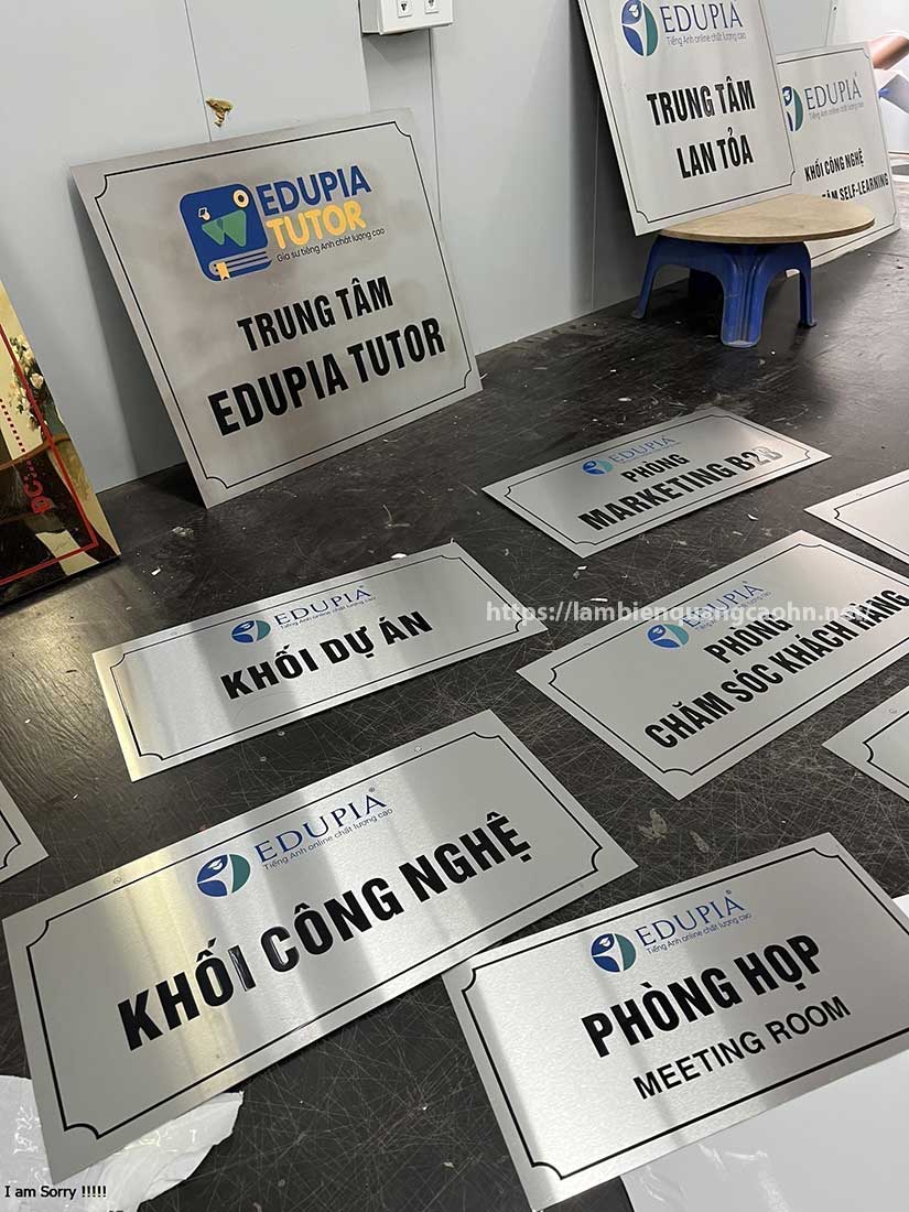 làm bảng tên công ty