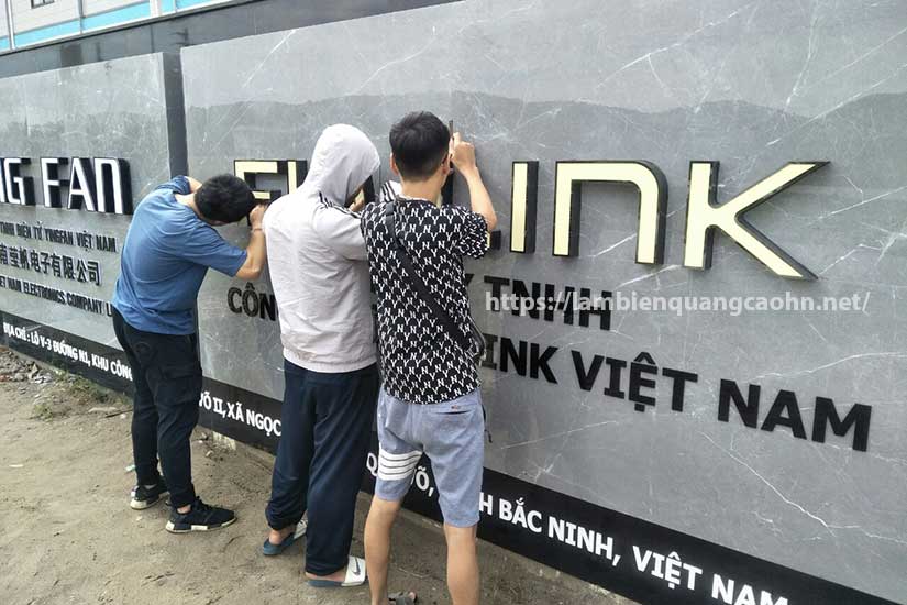 làm bảng tên công ty