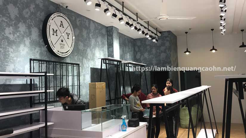 làm biển cửa hàng thời trang