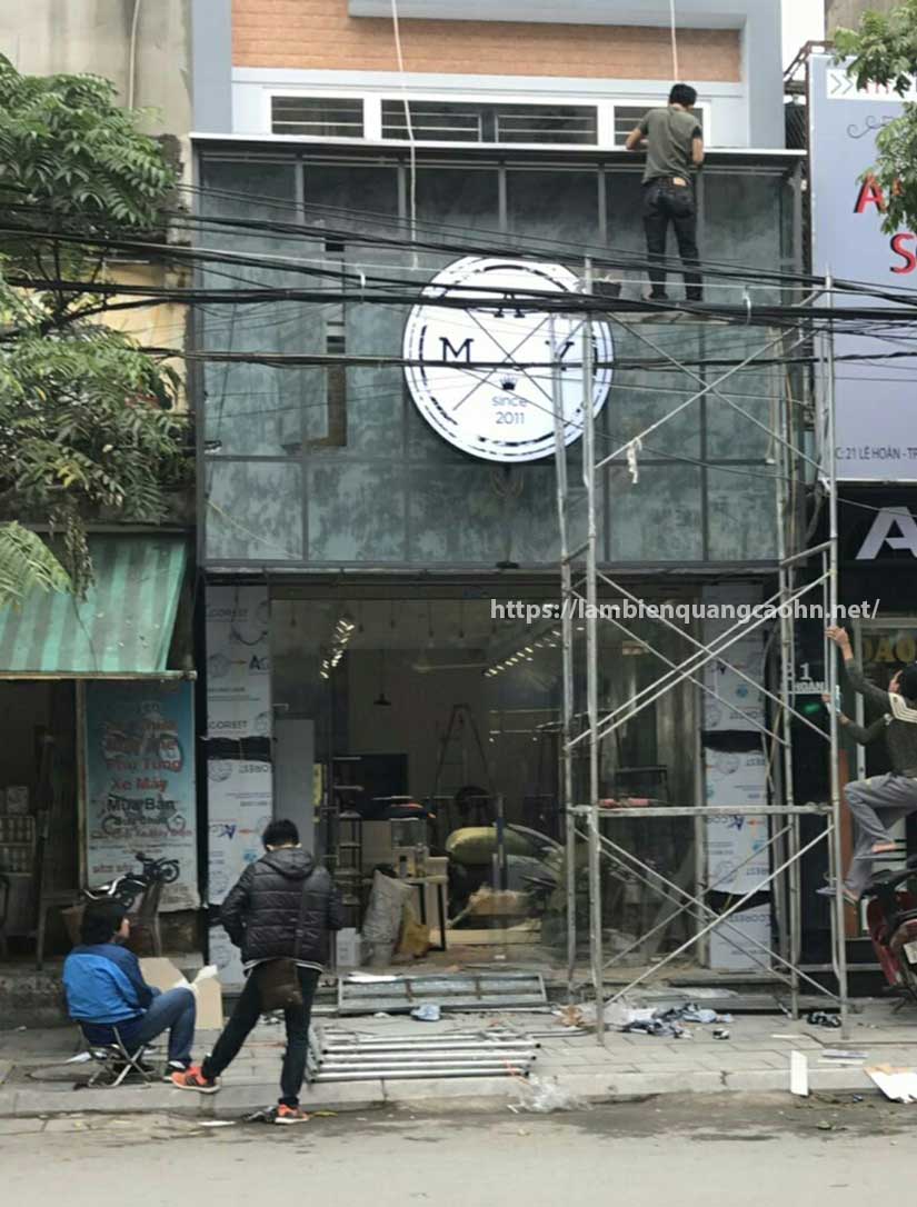 làm biển cửa hàng thời trang