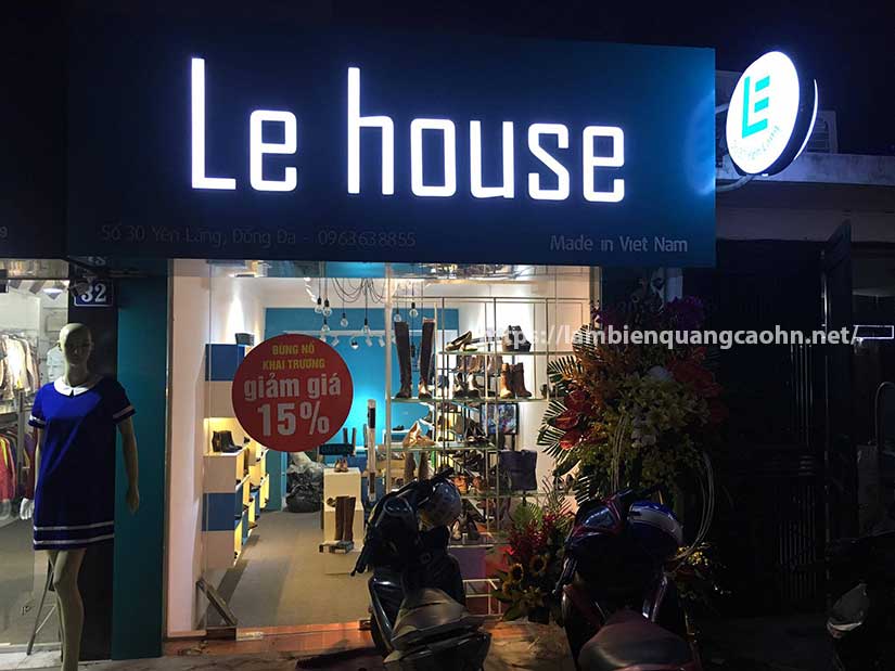 làm biển cửa hàng thời trang