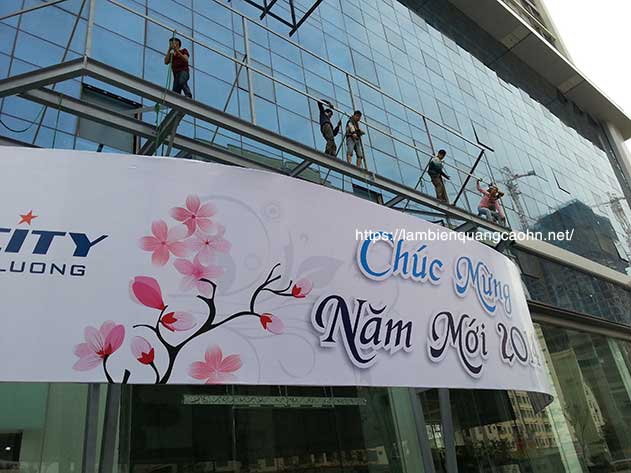 làm biển quảng cáo tại mái sảnh tòa nhà cao tầng