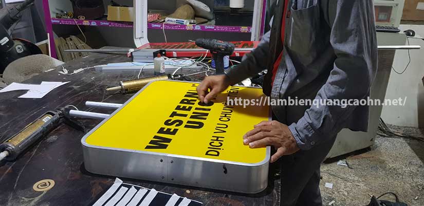 Giá biển hộp đèn mica