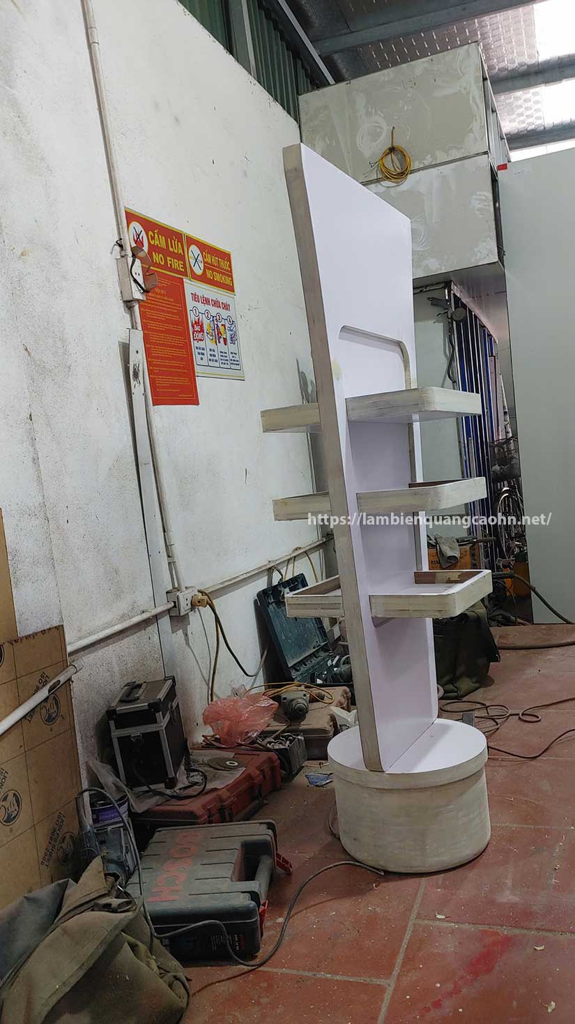mẫu kệ trưng bày mỹ phẩm mini