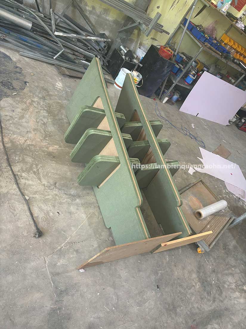 mẫu kệ trưng bày mỹ phẩm mini