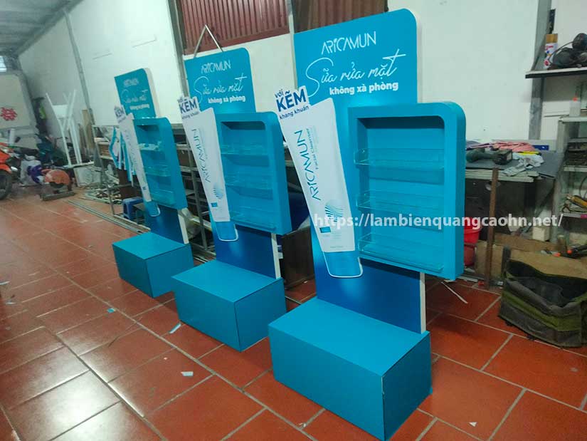 mẫu kệ trưng bày mỹ phẩm mini