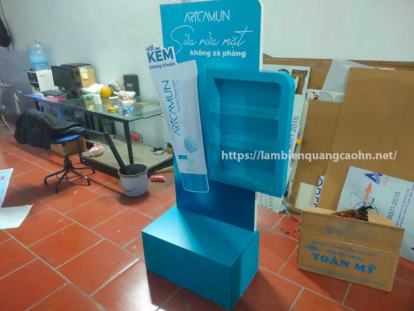 mẫu kệ trưng bày mỹ phẩm mini