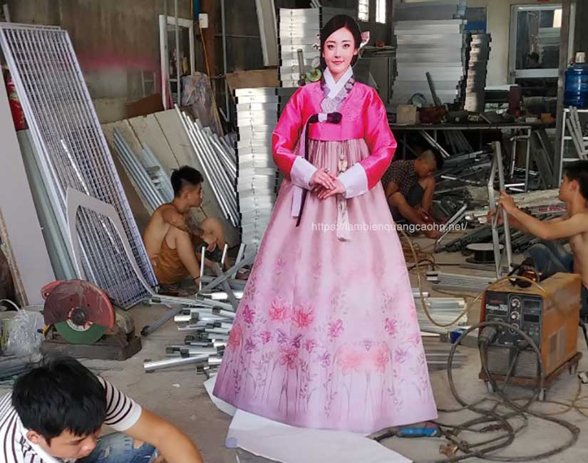 standee die cut, standee hình người, standee chân sắt ngoài trời, 