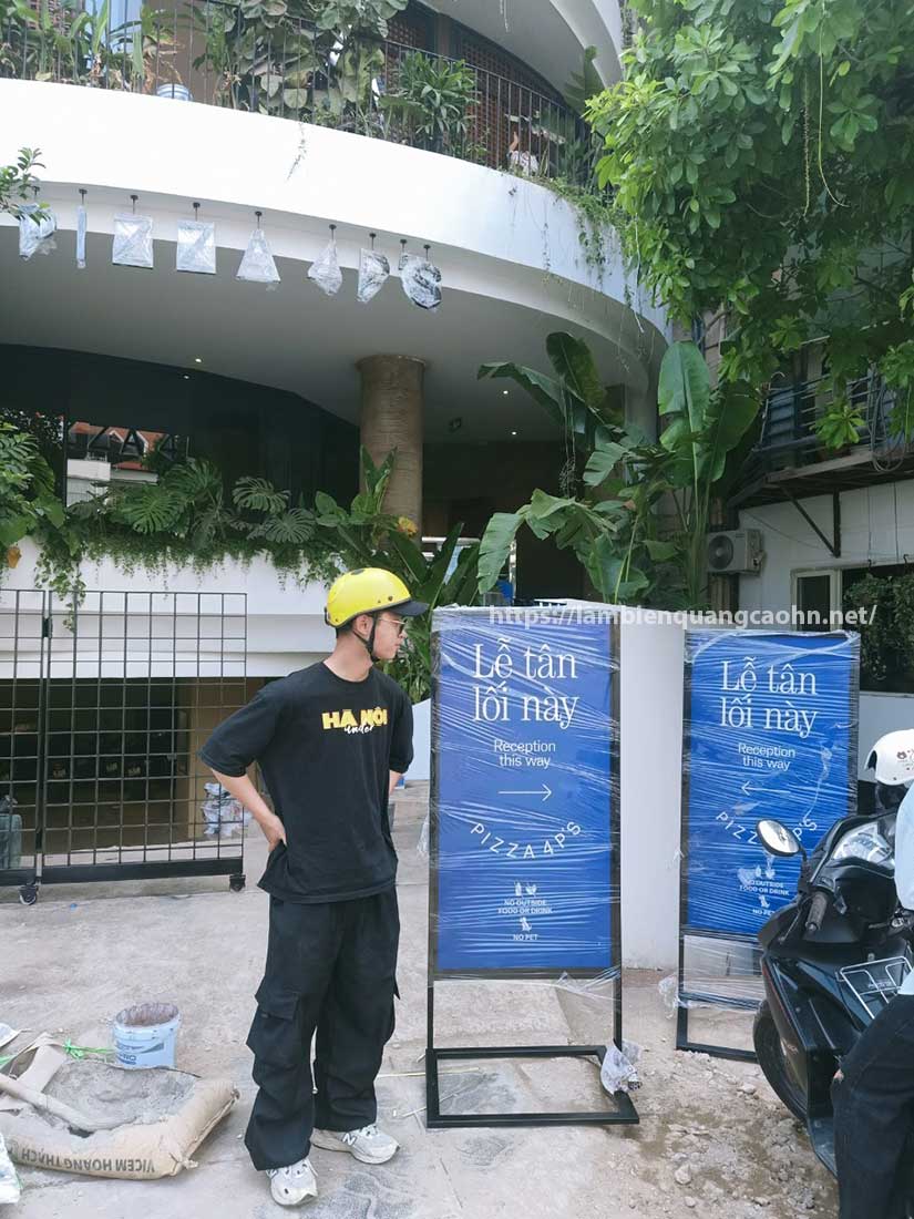 standee khung sắt