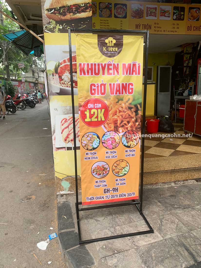 standee khung sắt