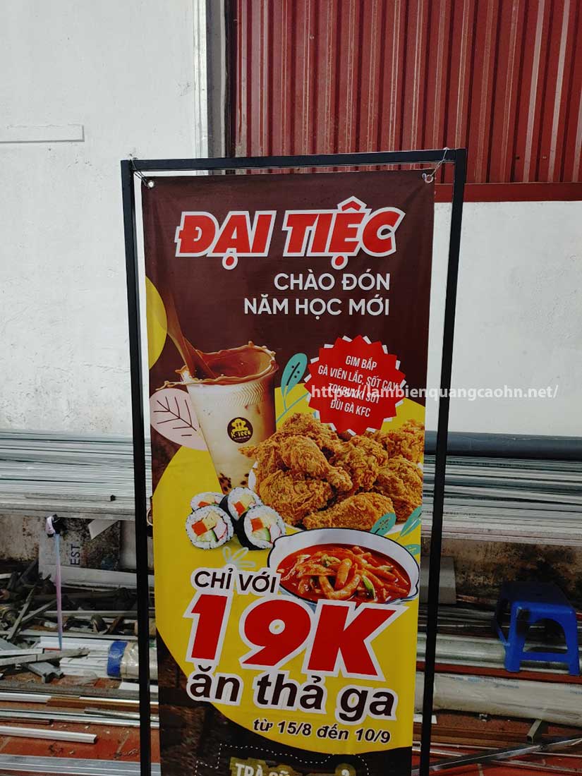 standee khung sắt